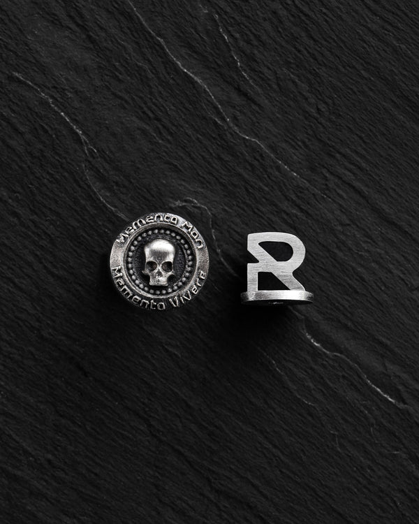 Orecchino singolo in argento MEMENTO MORI. VIVERE RICORDO