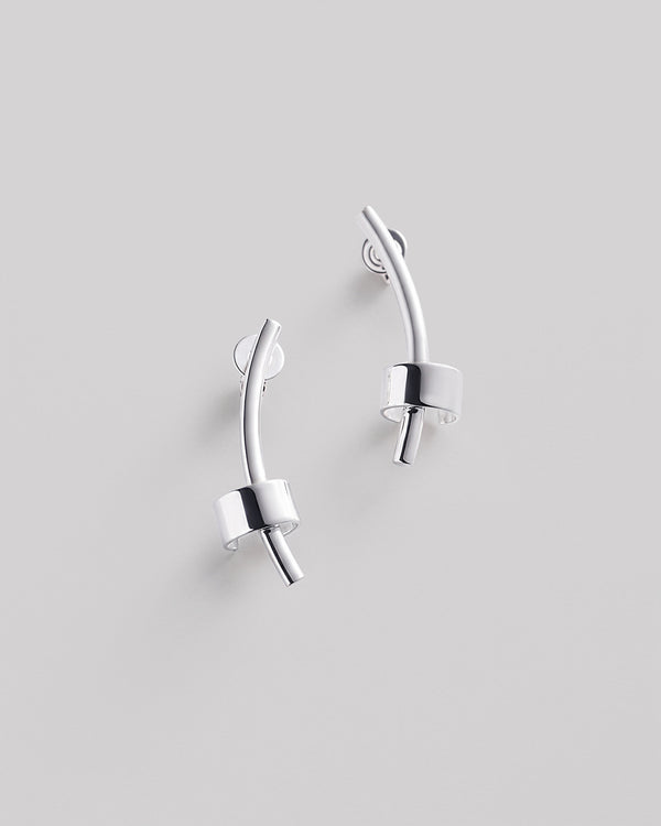 Boucle d'oreille argentée ACCENT (oreille gauche)