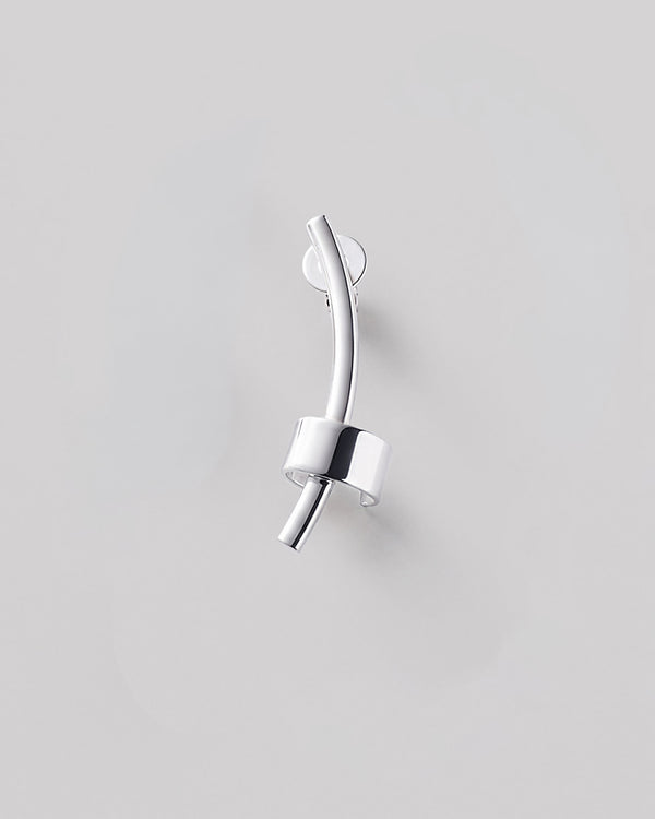 Boucle d'oreille argentée ACCENT (oreille gauche)