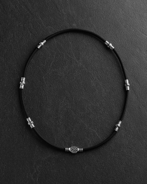 Cordon de soie VEGVISIR. SVARGA avec inserts argentés