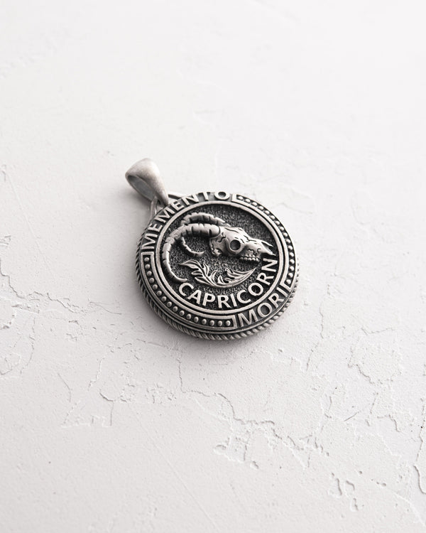 Stříbrný přívěsek Znamení zvěrokruhu - KOZOROH. MEMENTO MORI (kozorožec)