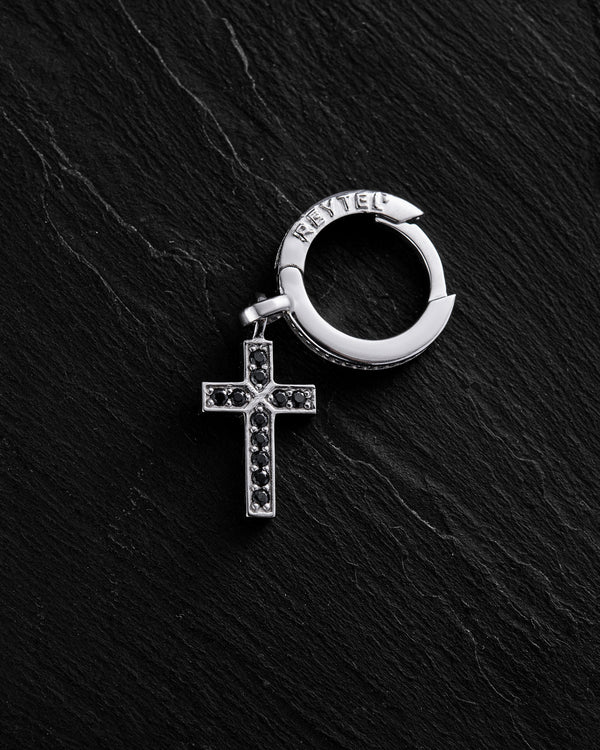 Einzelner Ohrring KREUZ aus 14-karätigem Weißgold. SCHWARZE STEINE