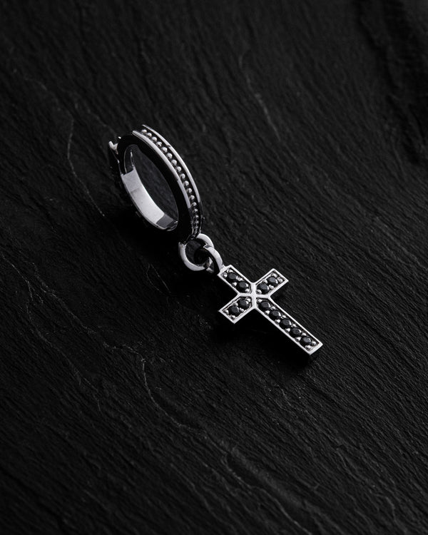Einzelner Ohrring KREUZ aus 14-karätigem Weißgold. SCHWARZE STEINE