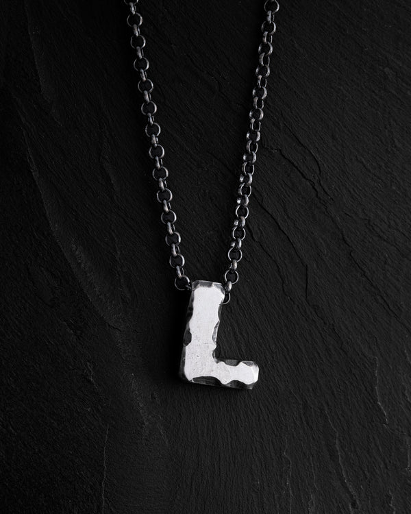 Ciondolo con lettera L su catena
