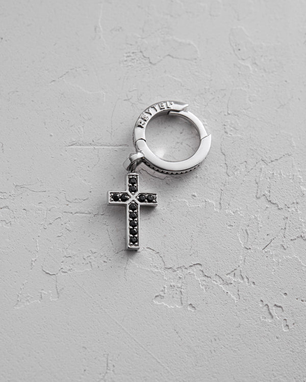 Einzelner Ohrring KREUZ aus 14-karätigem Weißgold. SCHWARZE STEINE