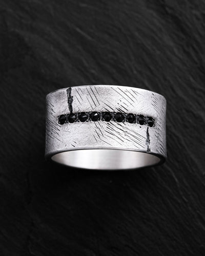 Anello in argento ERVARING. PIETRE NERE
