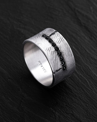 Anello in argento ERVARING. PIETRE NERE
