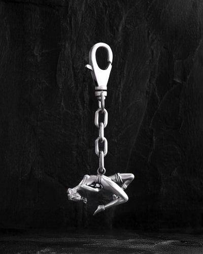 Silberner Schlüsselanhänger SHIBARI – INVERTED SUSPENSION