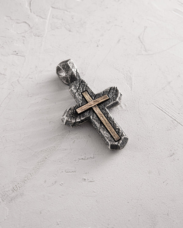 Croix en argent CROIX DU CALVAIRE. EN DIEU NOUS AVONS CONFIANCE (insert en or jaune 18 carats)