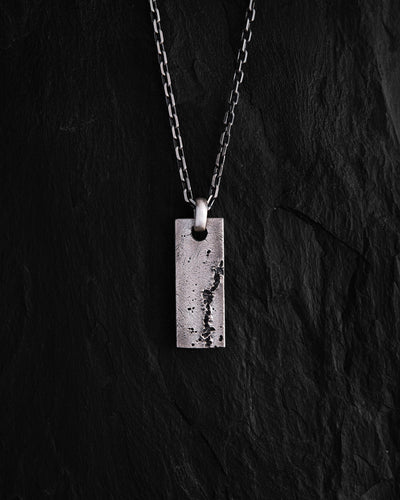 Ciondolo in argento su catena MONOLITO