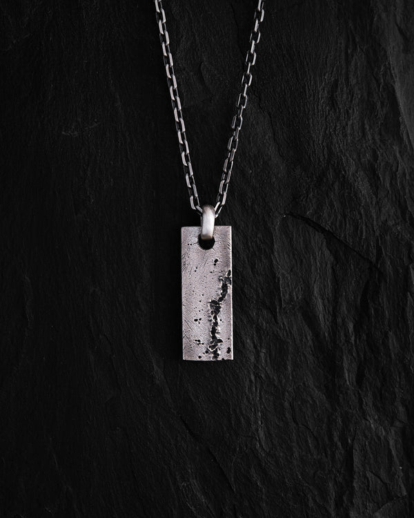 Pendentif en argent sur chaîne MONOLITH