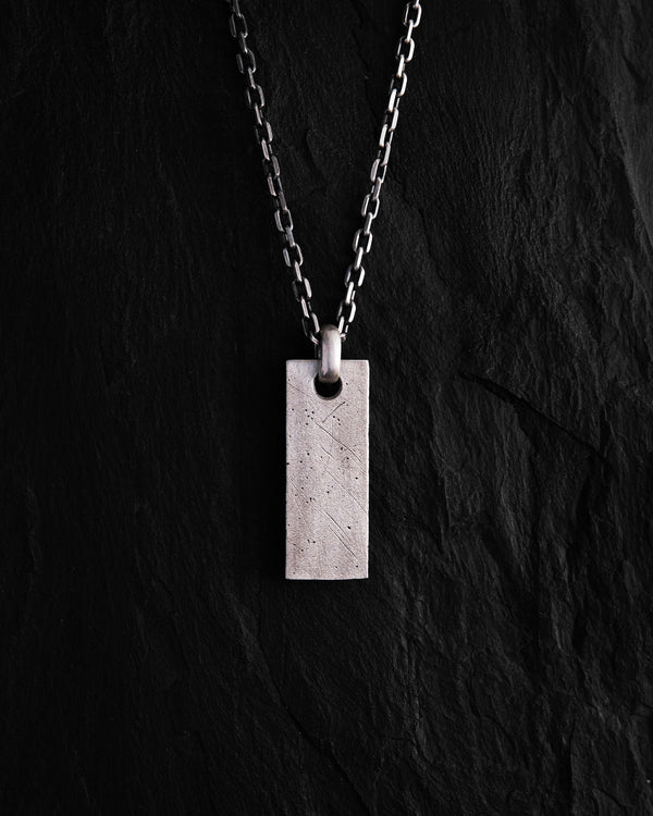 Pendentif en argent sur chaîne MONOLITH