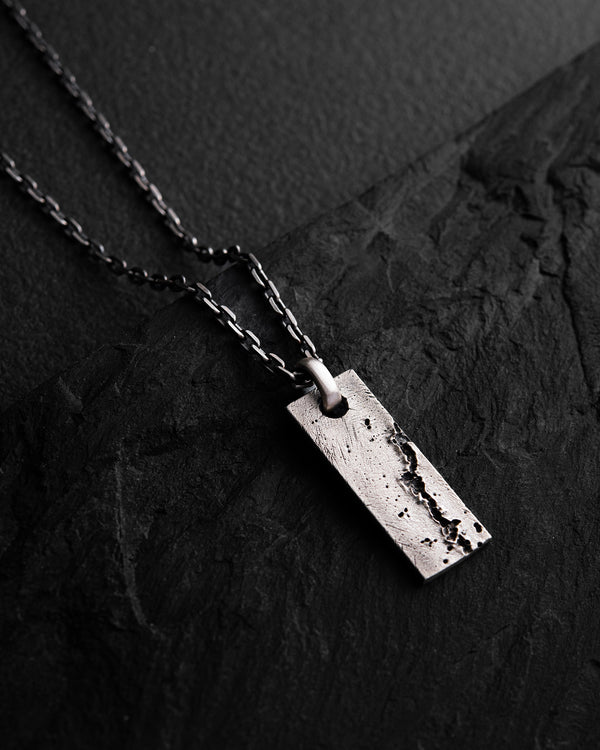 Pendentif en argent sur chaîne MONOLITH