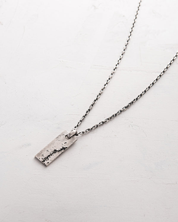 Pendentif en argent sur chaîne MONOLITH
