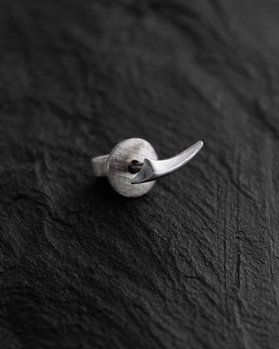 Boucle d'oreille unique en argent FANG