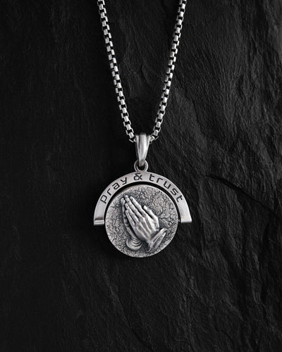 Silver pendant BETENDE HÄNDE