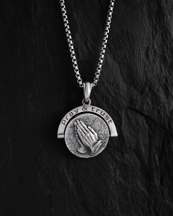 Silver pendant BETENDE HÄNDE