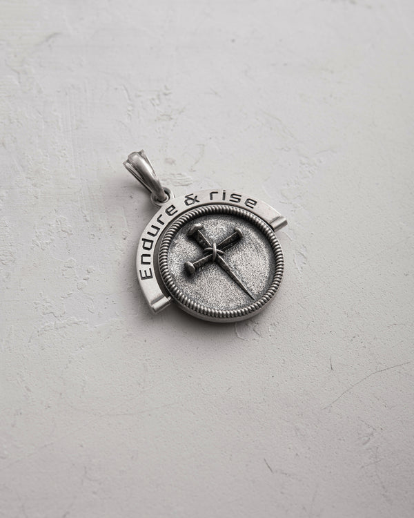 Silver pendant BETENDE HÄNDE