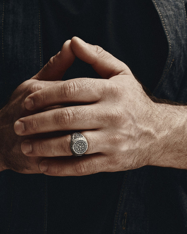 Bague en argent VEGVISIR. RUNES